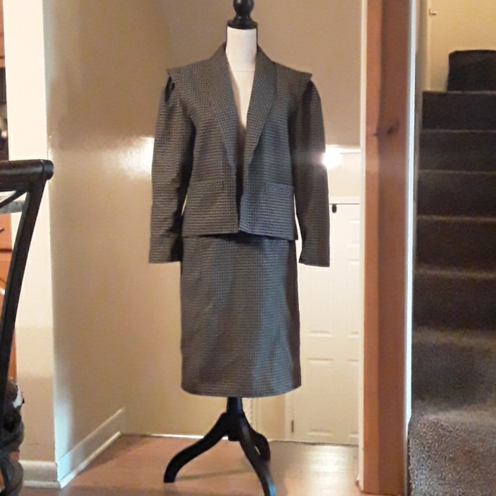 _ Womens Brandtex skirt suit